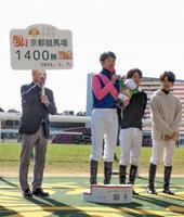 　京都通算１４００勝目をマークした武豊（中央）