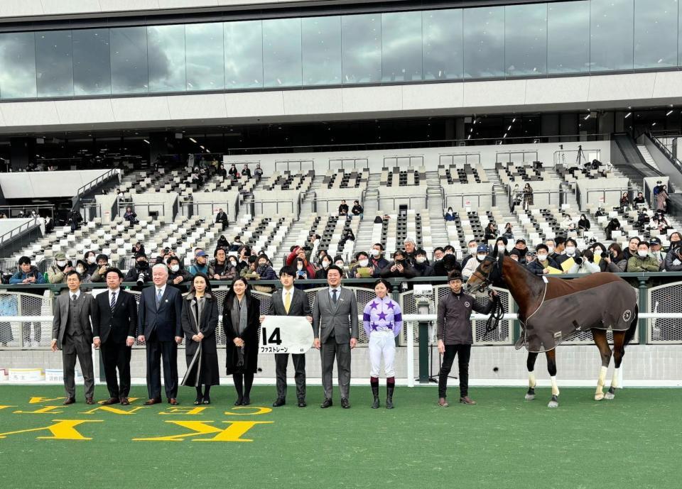 　今年初勝利を挙げた今村聖奈（右から２人目）