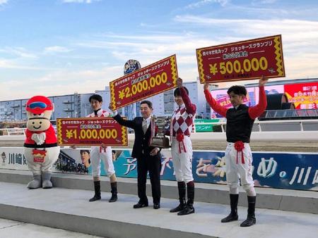 　佐々木竹見Ｃ（川崎競馬）２１回目にして、①①着の完全優勝を果たした横山武騎手（右から２人目）