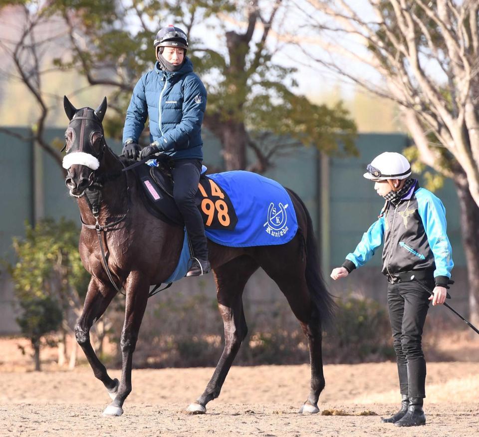 　国枝厩舎が送り込むルージュスエルテとレースで騎乗する横山和（右）＝撮影・園田高夫