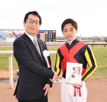 　握手をかわす永井英次デイリースポーツ東京代表（左）と川田