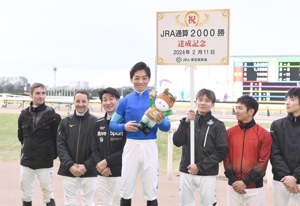 　ＪＲＡ通算２０００勝を決めルメール、柴田善らに祝福され笑顔を見せる川田（中央）＝撮影・園田高夫