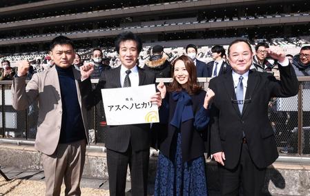 検討会を行った（左から）木村拓人記者、前川清さん、守永真彩さん、小林正明記者