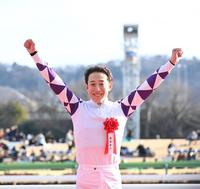 　笑顔でバンザイする藤岡佑（撮影・園田高夫）