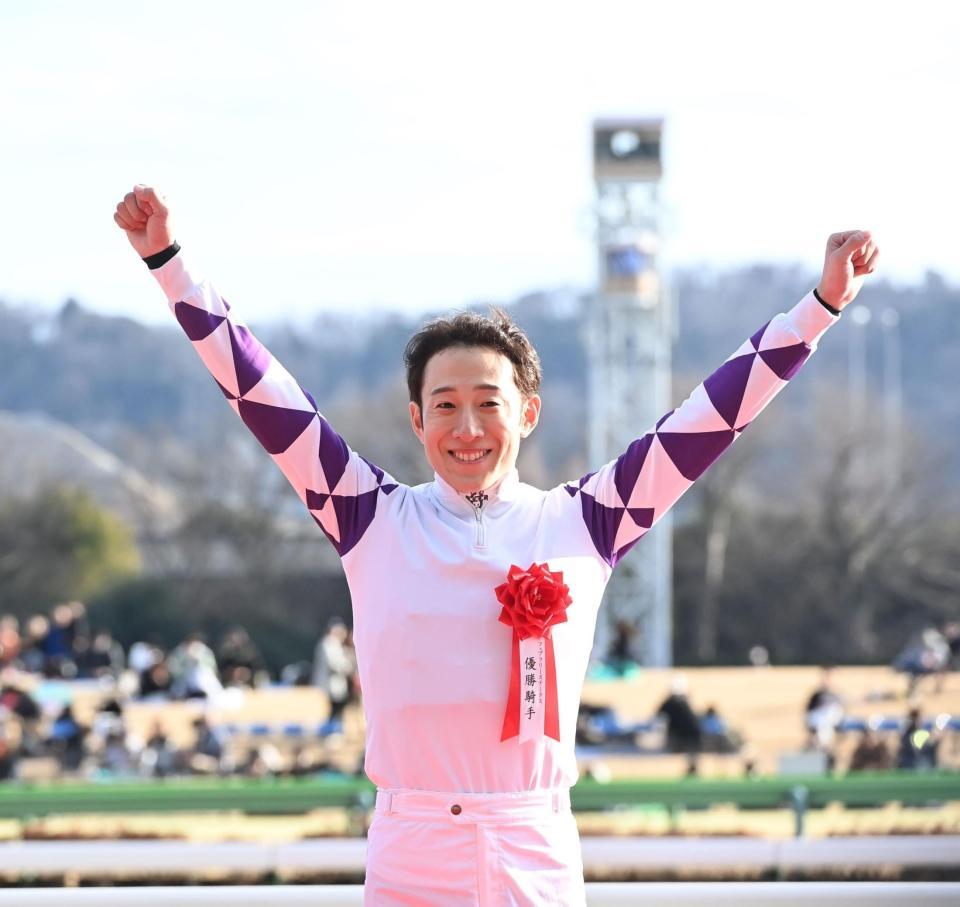 　笑顔でバンザイする藤岡佑（撮影・園田高夫）