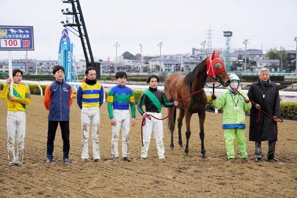 　デビューから１００勝目を達成した七夕裕（左から５人目）