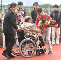 　安藤正敏元調教師（前列中央）から花束を贈られる川島（前列右）＝撮影・石井剣太