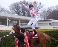 　中山記念を制し、マテンロウスカイの鞍上から歓喜のジャンプをする横山典（撮影・西岡正）