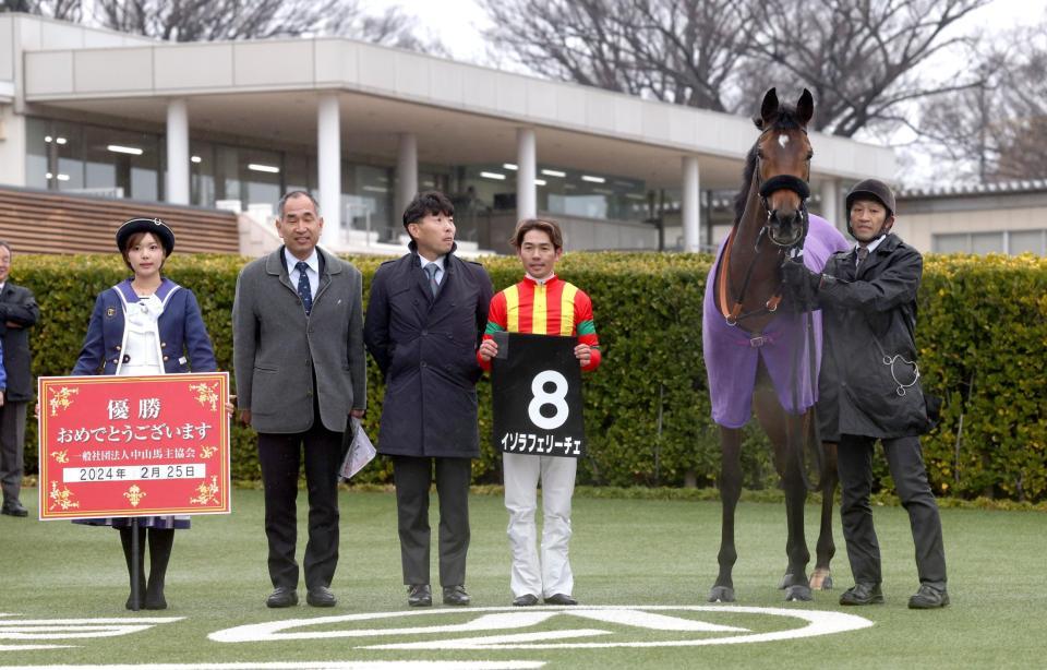 　デイジー賞を制したイゾラフェリーチェと戸崎圭（撮影・西岡正）