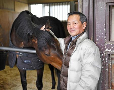 　オーシャンＳに出走するカイザーメランジェを優しくなでる中野師（撮影・西岡正）