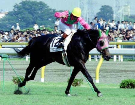 　アイネスフウジンでダービーを制した騎手時代の中野師＝９０年５月、東京競馬場