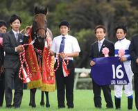 　スプリンターズＳを制したロードカナロアと安田隆師（右から２人目）＝１２年９月、中山競馬場　