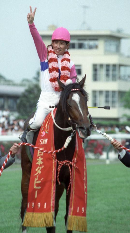 　トウカイテイオーでダービーを制し、ポーズを決める騎手時代の安田隆師＝９１年５月、東京競馬場