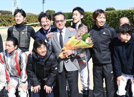 　武豊（後列左端）らに祝福される中野師（中央）