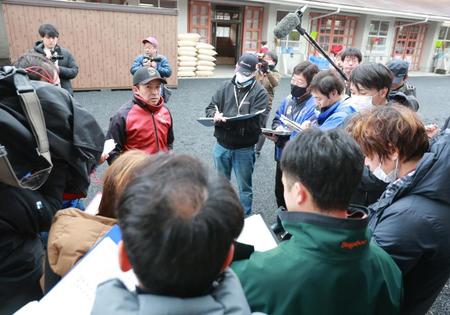 　多くの報道陣に囲まれる福永師（撮影・石湯恒介）