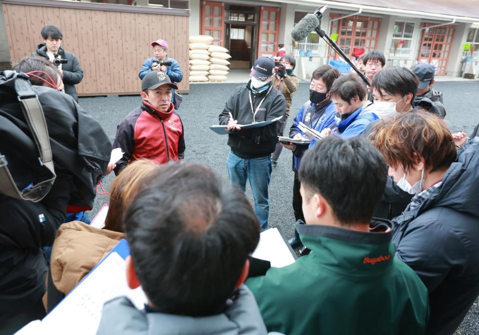 　多くの報道陣に囲まれる福永師（撮影・石湯恒介）