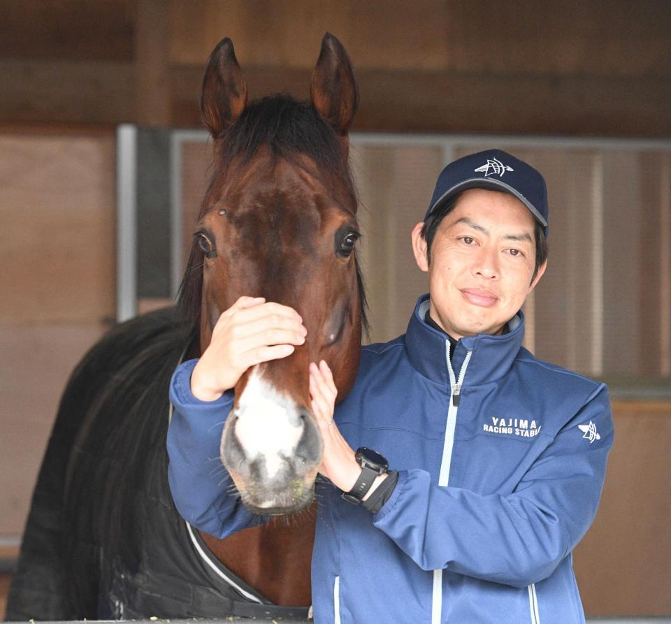 　カルリーノと矢嶋大樹調教師（撮影・佐々木彰尚）