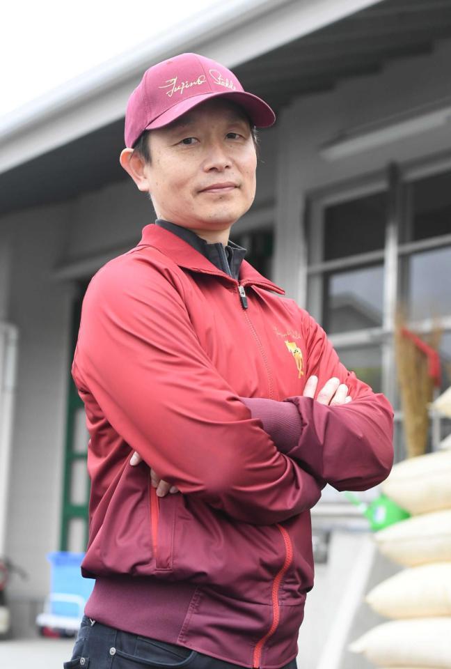 　ポーズを決める藤野健太師（撮影・石井剣太郎）