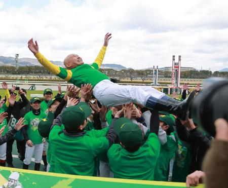 　騎手仲間から胴上げされる北沢（撮影・石湯恒介）