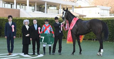 　コンクシェルで中山牝馬Ｓを制した岩田望と関係者（撮影・佐々木彰尚）