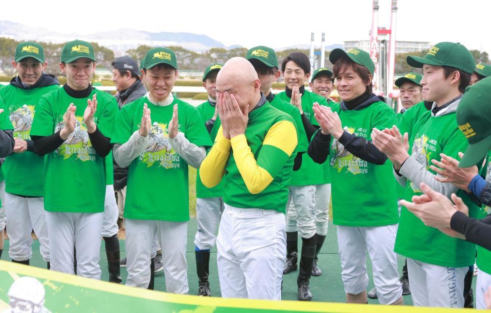 　労いの拍手に顔を覆う北沢（撮影・石湯恒介）