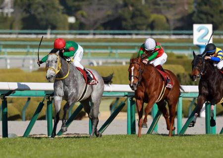 　鮮やかに逃げ切ったエトヴプレ（左）＝撮影・石湯恒介