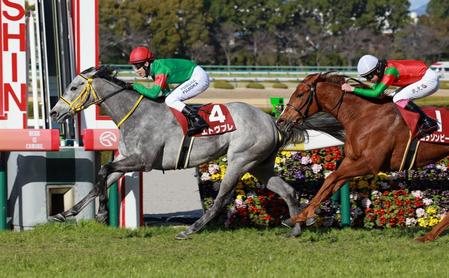 　フィリーズＲを逃げ切ったエトヴプレ（左）＝１０日、阪神競馬場