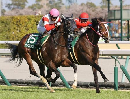 　ファルコンＳを制した北村友騎乗のダノンマッキンリー（左）。右は２着のオーキッドロマンス