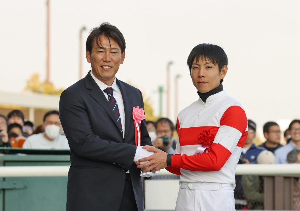 　ファルコンＳのプレゼンターを務め、優勝した北村友（右）と記念撮影する日本代表・井端監督