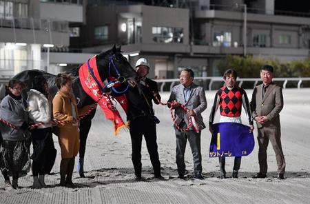 　鮮やかな手綱さばきでサントノーレ（左）を勝利に導き京浜盃を制した服部茂（右から２人目）＝撮影・開出牧