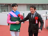 　坂井瑠星（左）と握手を交わす石橋守師（撮影・石湯恒介）