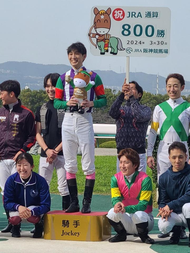 　ＪＲＡ通算８００勝を達成して笑顔の藤岡康太