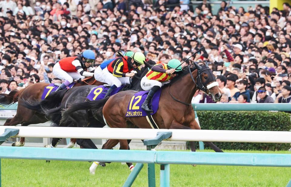 　桜花賞を制したモレイラ騎乗のステレンボッシュ（右）