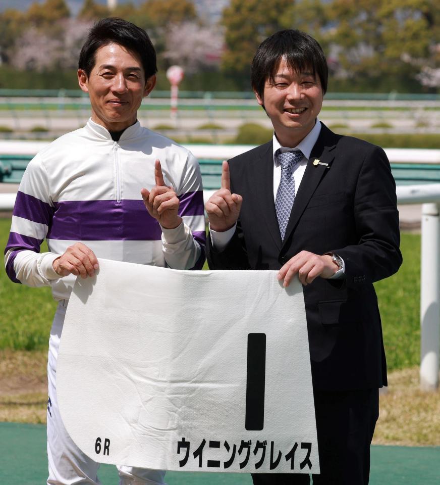 　幸（左）の手綱で開業初勝利を挙げた河嶋師（撮影・石湯恒介）