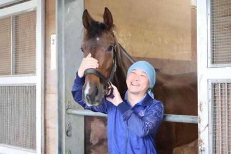 　馬房で田村助手とじゃれ合うステレンボッシュ