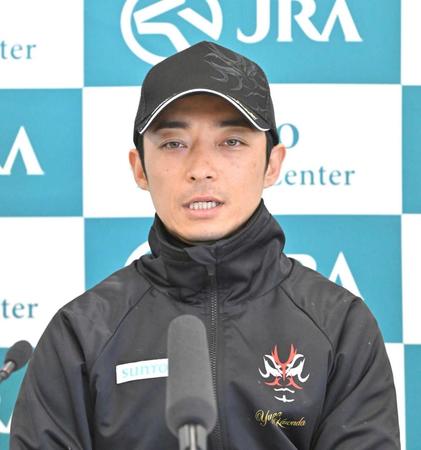 　会見する川田将雅騎手＝栗東トレセン（撮影・北村雅宏）