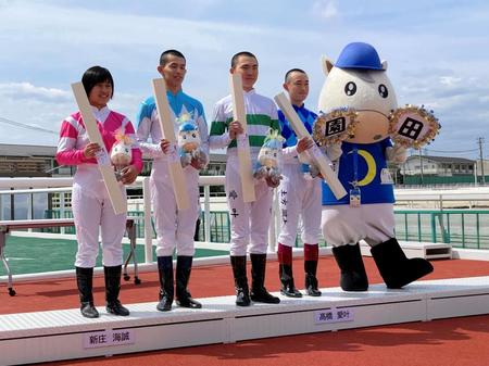 【地方競馬】兵庫県競馬の新人がファンの前であいさつ