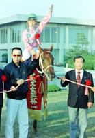 　エリザベス女王杯を制したリンデンリリーと岡潤一郎騎手＝１９９１年１１月撮影