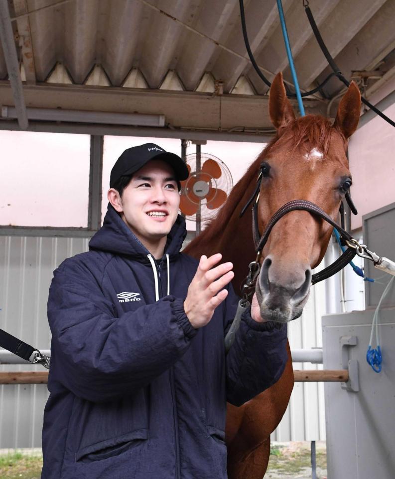 　アレグロブリランテをやさしくなでる上原佑師（撮影・園田高夫）