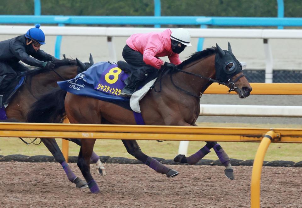 　ジャスティンミラノの皐月賞１週前追い切りに騎乗する藤岡康太さん（撮影・石湯恒介）