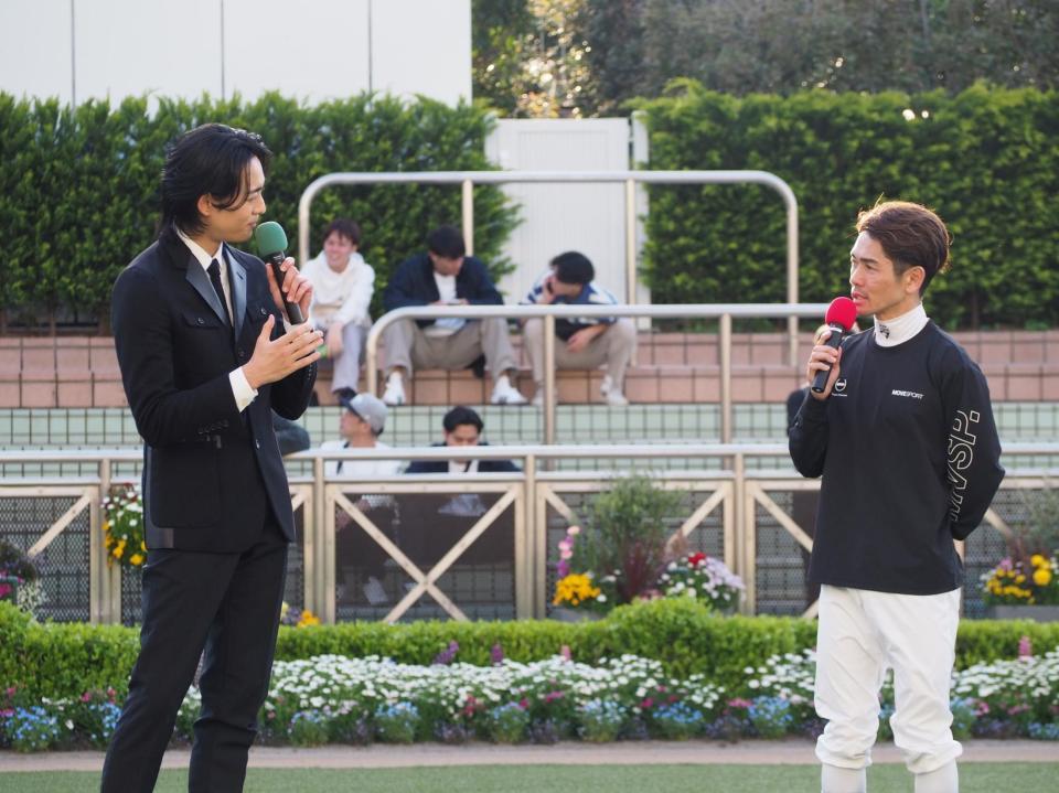 　「皐月賞」を回顧するトークショーで乗馬のアドバイスをもらう竜星涼（左）と戸崎圭