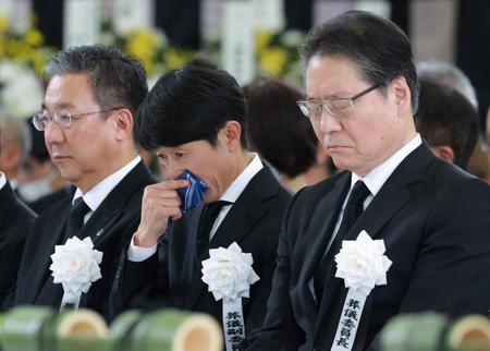 【写真】藤岡康太さん葬儀　ハンカチでこぼれる涙を拭う武豊騎手