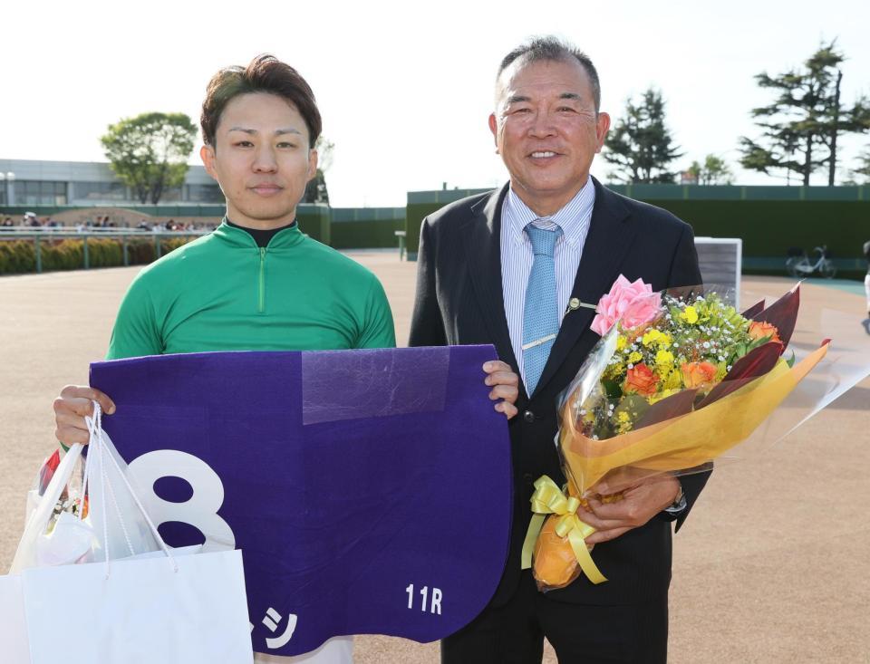 　イロゴトシで中山グランドジャンプを連覇した黒岩悠騎手（左）と本田土寿氏＝１３日