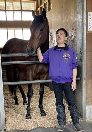 　馬房で元気な姿を見せる皐月賞馬のジャスティンミラノ＝栗東トレセン