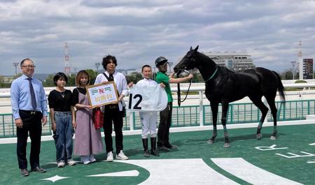 　デビュー初日に初勝利を挙げた高橋愛叶（左から５人目）