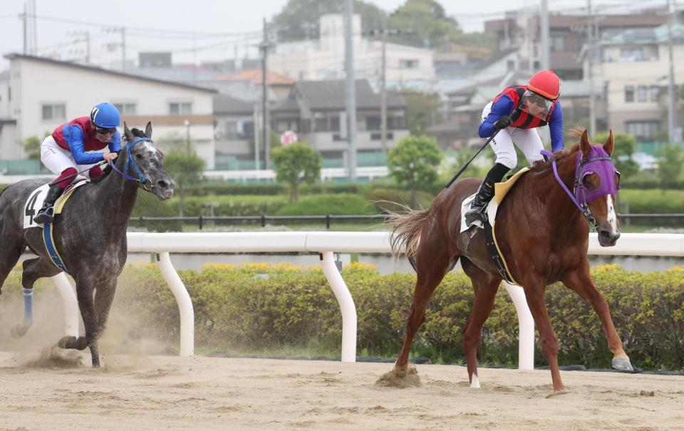 　リッキーマキアートで３０００勝を達成しガッツポーズをする吉原寛人