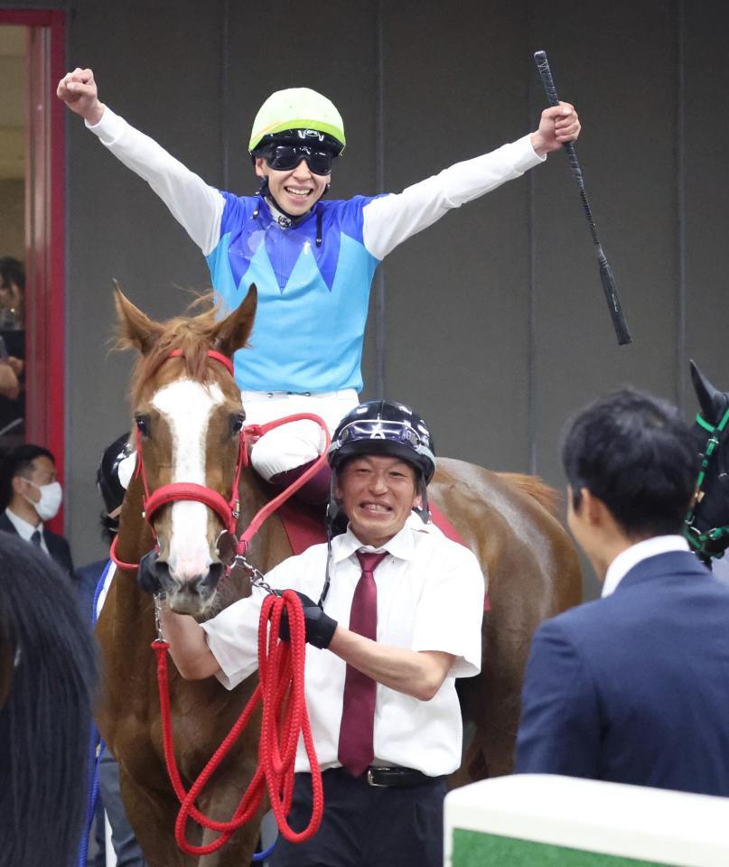 　フローラＳを勝利したアドマイヤベルの馬上でガッツポーズする横山武