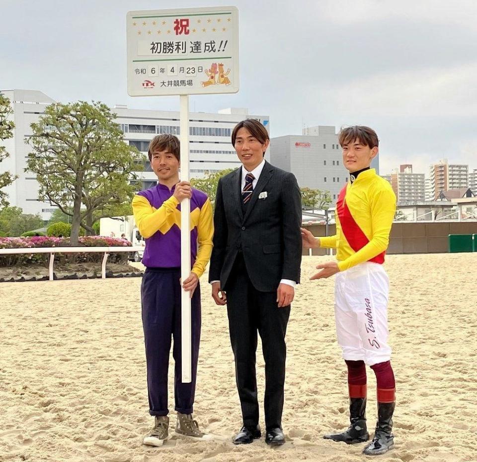 　初出走から３頭目で管理馬初勝利を飾った真島大輔師（中央）左はＪＲＡ所属の戸崎圭、右は勝利に導いた笹川翼