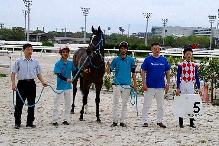 　２４年南関東初の新馬戦を勝利したワンホットミニットと関係者（左端が管理する大宮和師、右端が騎乗した藤田凌）