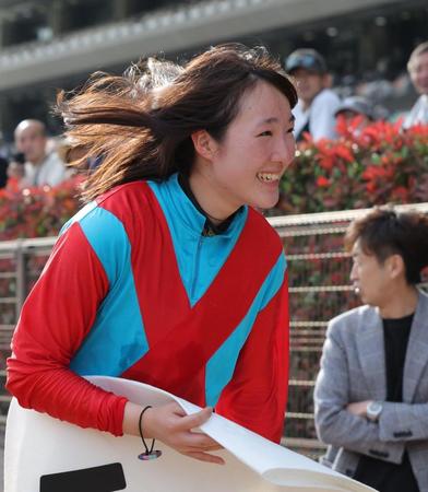 　東京競馬場初勝利でファンの声援に笑顔を見せる永島まなみ（撮影・西岡正）